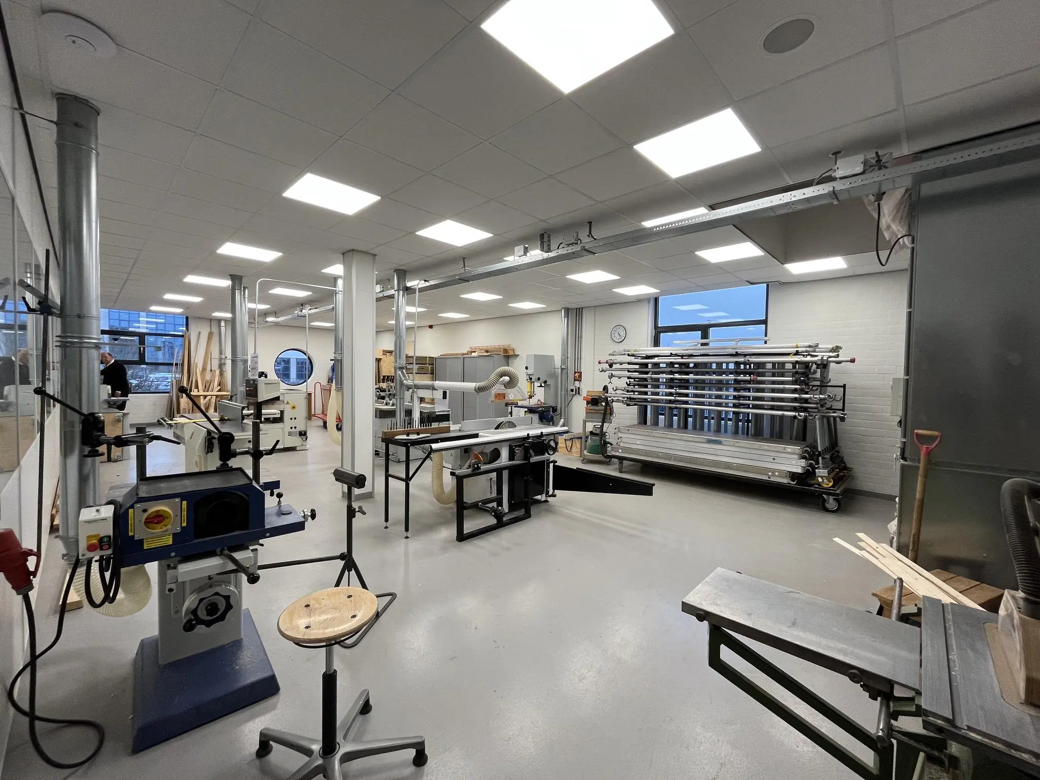 Moderne houtbewerkingswerkplaats met diverse machines en opgestapelde materialen aan de Niels Bohrweg.